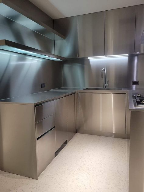 Stainless Kitchen Design, Stainless Steel Kitchen Design, Kitchen Cabinets Storage Organizers, Dirty Kitchen Design, Modern Industrial Kitchen, Commercial Kitchen Design, Steel Kitchen Cabinets, Dirty Kitchen, Loft Kitchen