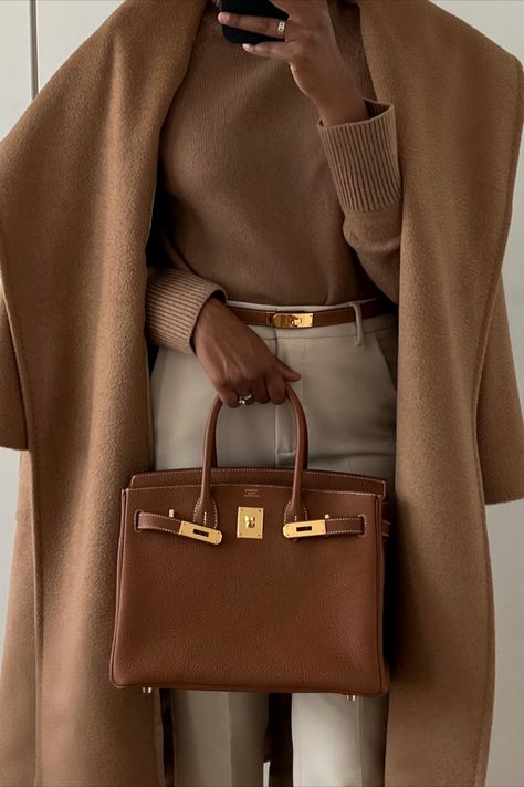 Camel Max Mara coat and Gold Birkin 30 outfit idea. Elegant outfit idea. Cream Pants Outfit, Look Working Girl, Camel Outfit, Camel Coat Outfit, Classic Style Outfits, Ținută Casual, Modieuze Outfits, Birkin 25, Inspiration Mode