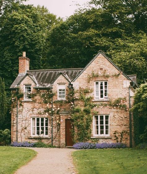 Stone Cottage Homes, Cream Stone, Stone Cottages, Casa Country, Cottage Exterior, Casa Vintage, Cottage Home, Dream Cottage, Stone Cottage