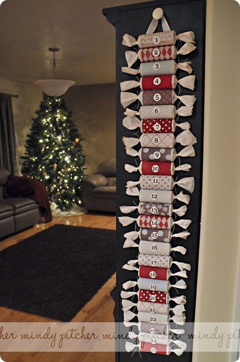 How cute. Use old toilet paper rolls and fill with candy and kids get to u wrap each day Candy Advent Calendar, Diy Kalender, Diy Jul, Christmas Advent Calendar Diy, Calendar Craft, Diy Calendar, Christmas Calendar, Diy Advent Calendar, Navidad Diy