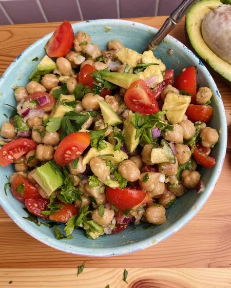 This delicious vegan chickpea salad is quick and easy to pull together and uses bright, healthy ingredients to form a tasty, well rounded salad. Get a punch of protein, fats, and fresh veg in one yummy bowl. Perfect as a summer chickpea salad, or to help detox heavy holiday foods, this salad will make you feel as good as it tastes! | Vegan Recipes | Vegan Salad | Vegan Chickpea Recipes | Vegan Foods | Healthy Recipes | Plant Based | #yumveganblog #vegan #vegansalads #chickpeas #chickpeasalad Thermomix, Salad Calories, Vegan Chickpea Salad, Vegan School Lunch, Vegan Chickpea Recipes, Lunch Saludable, Easy Vegan Lunch, Vegan Chickpea, Chickpea Salad Recipes