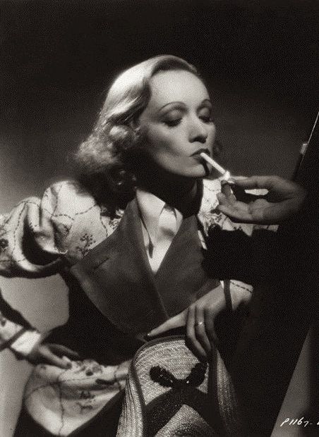 MARLENE DIETRICH smoking (1937) ANGEL. (please follow minkshmink on pinterest) Luxor, Ernst Lubitsch, Vogue Party, Classic Actresses, Marlene Dietrich, Actrices Hollywood, Old Hollywood Glamour, Vintage Hollywood, Silver Screen