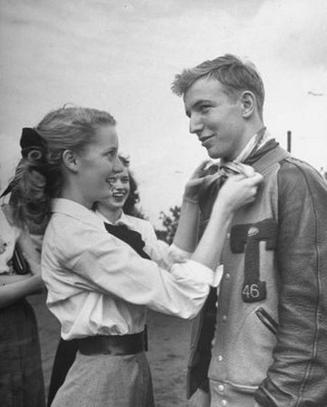 Couples Vintage, 1950s Fashion Women, 1950s Woman, 1950s Women, Old Fashioned Love, Robert Doisneau, Vintage Couples, Fotografi Vintage, Teddy Boys