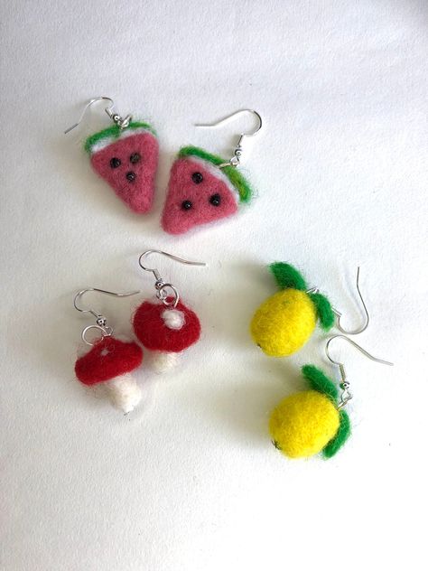 Felted Earrings Diy, Felt Earrings Handmade, Needle Felted Earrings Diy, Needle Felting Jewelry Ideas, Diy Felt Earrings, Felting Ideas Easy, Needle Felting Jewelry, Needle Felt Jewelry, Needle Felting Earrings