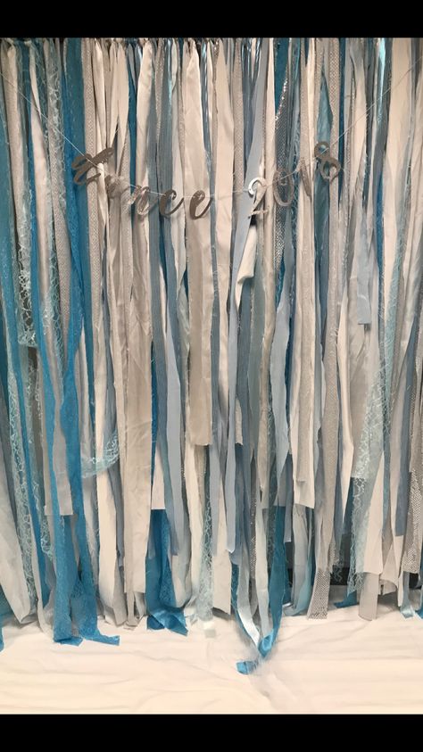 Winter Wonderland Dance, School Dance Decorations, Backdrop Winter Wonderland, School Dance Themes, School Dance Ideas, Booth Diy, Winter Wonderland Decorations, Carnival Decorations, Dance Decorations