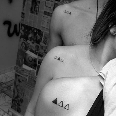 That's a great idea for my sisters and brothers Friendship Tattoos, Triangle Tatoo, Tattoo 2017, Brother Tattoos, Tattoo Trend, Výtvarné Reference, Sibling Tattoos, Hawaiian Tattoo, Bff Tattoos