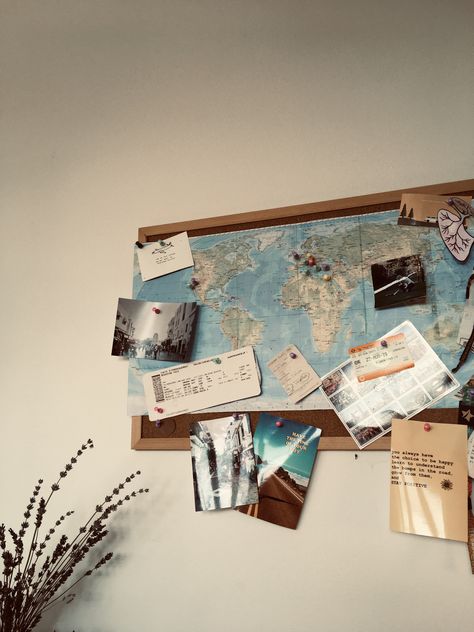 Travel Aesthetic Bedroom Ideas, Room Decor Travel Theme, Travel Cork Board Ideas, Map With Pins Aesthetic, Travel Themed Dorm Room, World Travel Bedroom Theme, World Map Decor Bedroom, Travel Dorm Room Theme, Travel Theme Bedroom Decor