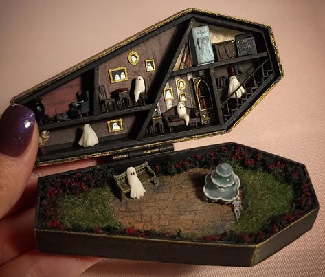 Mini Stuff Diy, Miniature Coffin, 3d Printed Furniture, 카드 디자인, Upcycled Art, Modern Crafts, Miniature Diy, Fete Halloween, Miniature Crafts