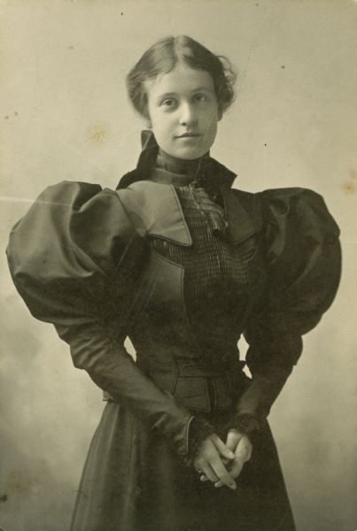 This is a girl in 1897. Her sleeves signify that she is in the early stages of mourning. 1890s Fashion Women Casual, Louise Ebel, 1890s Fashion, Old Photography, Victorian Clothing, Photo Vintage, Victorian Women, Foto Vintage, Vintage Portraits