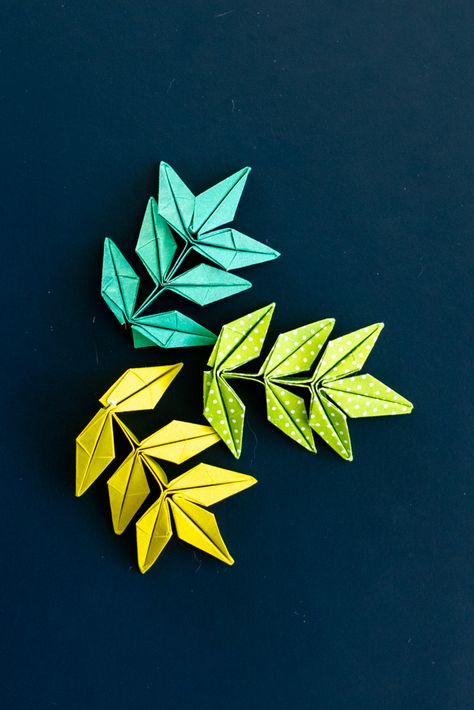 Origami Christmas Wreath, Diy Origami Home, Diy Origami Home Decor, Origami Wreath, Origami Decor, Origami Home Decor, Origami Leaves, Origami Flowers Tutorial, Origami Tattoo