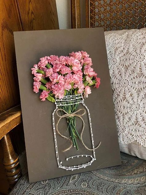 Handcrafted Gift Ideas, Wood Board Crafts, Handcraft Ideas, فن الرسم بالمسامير, Mason Jar String Art, Gubahan Bunga, Fleurs Diy, Jar Art, String Art Diy