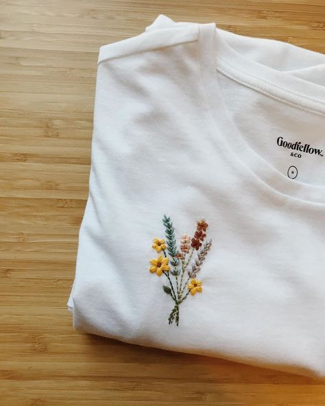 Urban Threads Embroidery, Embroidery Stitches Flowers, Indian Embroidery Designs, Rose Embroidery Designs, Broderie Simple, Pola Bordir, T-shirt Broderie, Diy Broderie, Textile Art Embroidery