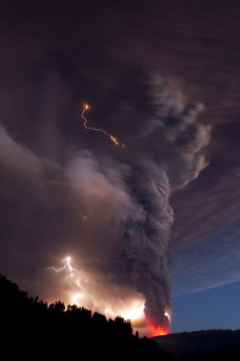 Puyehue, Chile. A 2011 volcanic eruption mixed with a tornado & lightning storm. Scariest things combined!?!? One Punch Man Wallpapers, Matka Natura, Wild Weather, Belle Nature, Lightning Storm, Natural Phenomena, Alam Yang Indah, Alam Semula Jadi, Tornado