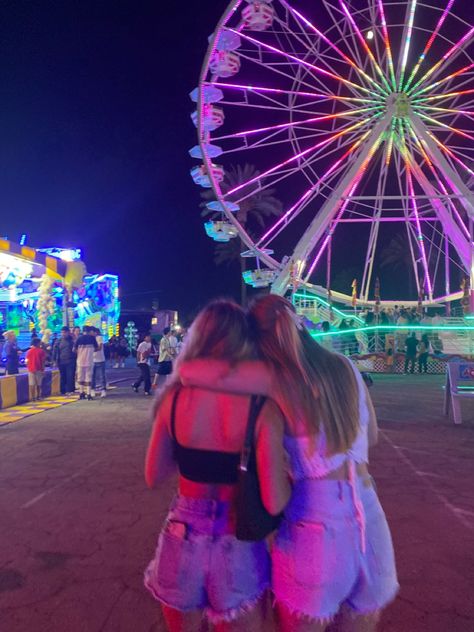 Carnival Photo Shoots, Fair Pictures, Summer Fair, Summer Picture Poses, Friend Pictures Poses, Summer Fun List, Cute Friend Photos, Summer Goals, Summer Plans