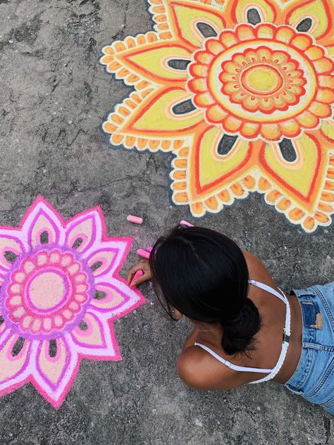 chalk art mandala mural street art painting drawing artist summer vsco pink yellow purple floral boho Pavement Chalk Art, Chalk Mural, Mural Street Art, Street Chalk Art, Fun Chalk Art, Street Art Painting, Summer Vsco, Summer Drawings, Chalk Design