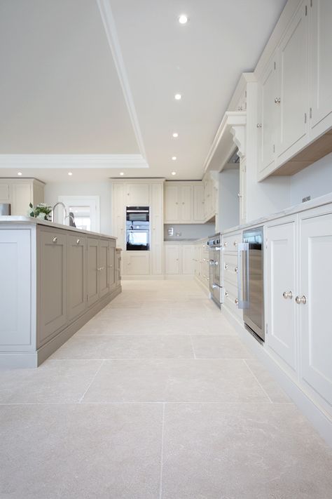 Stone Tiles Kitchen, Stone Kitchen Floor, Limestone Tiles, Casa Loft, Open Plan Kitchen Dining, Open Plan Kitchen Living Room, Living Room Tiles, Floor Tile Design, Stone Kitchen