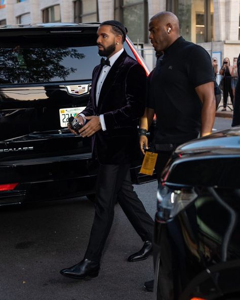 Drake In The Club, Attractive Black Men, Johnny Edlind, Drake Clothing, Drake Photos, Outfit Men Streetwear, Drake Drizzy, Drake Wallpapers, Drake Graham