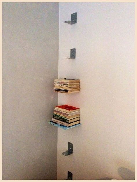 Cool Shelves Ideas, Libreros Aesthetic, Bookshelf Bedroom Ideas, Book Shelves Diy, Floating Bookshelves Bedroom, Vertical Bookshelf, Zimmer Diy, Metal Floating Shelves, Floating Bookshelf