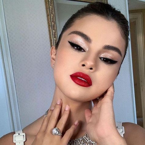 Festival Makeup Tutorial, Ideas Maquillaje, Selena Selena, Selena Gomez Makeup, Festival Makeup Rave, Festival Makeup Glitter, Red Lip Makeup, Marc Jacobs Beauty, Makijaż Smokey Eye