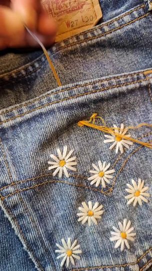 Embroidered Jeans Outfit, Custom Jeans Diy, Embroidery Jeans Diy, Painted Clothes Diy, Embroidered Photo, Clothes Embroidery Diy, Denim Embroidery, Learning To Embroider, Diy Broderie