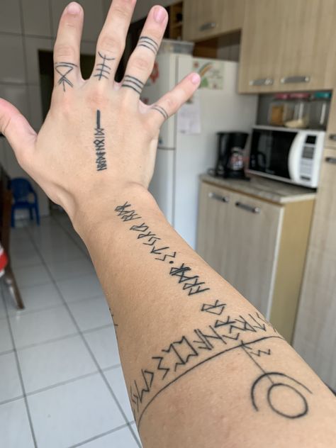 Ygdrassil Tattoo, Rune Tattoos, Viking Rune Tattoo, Herren Hand Tattoos, Scandinavian Tattoo, Viking Tattoo Symbol, Viking Tattoo Sleeve, Rune Tattoo, Nordic Tattoo