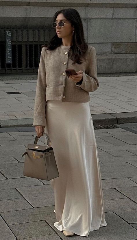 Satin Skirt With Cardigan, Beige Classy Outfit, Satin Skirt Outfit Classy, Elegant Skirt Outfits, Satin Skirt Outfits, Effortless Aesthetic, Casual Chique Stijl, Long Silk Skirt, Satin Skirt Outfit