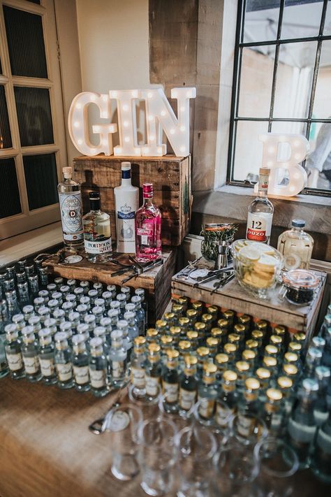 Wedding Alcohol Table Ideas, Bar Idea Wedding, Alcohol Station Wedding, Drinks Reception Ideas, Diy Wedding Cocktail Bar, Gin Station Wedding, Drinks Wedding Station, Diy Bar At Wedding, Wedding Mini Bar