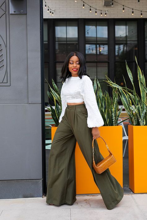 How To Style Wide-Leg Pants Wide Leg Trousers Outfit, Wide Leg Outfit, Elegantes Business Outfit, Styling Wide Leg Pants, Marlene Hose, Loose Pants Outfit, Wide Leg Pants Outfit, Legs Outfit, Style Wide Leg Pants