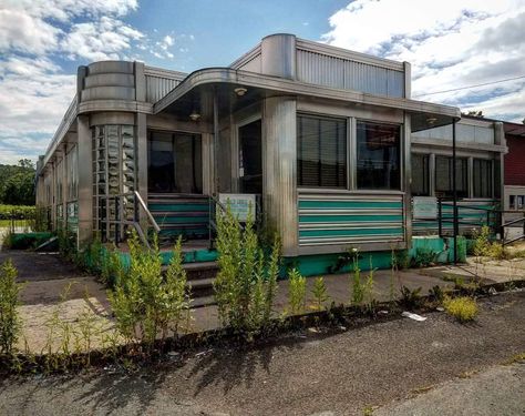 This abandoned diner in NY looks like something straight out of Fallout 4 - Imgur Abandoned Diner, Diner Design, 50's Diner, Diner Restaurant, Old Abandoned Buildings, 50s Diner, Creepy Houses, Vintage Diner, Vintage Stores