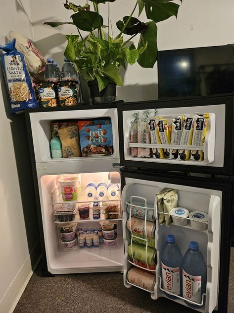 Snack In Room Ideas, Mini Fridge Under Dorm Bed, Dorm Room Ideas Brick Wall, Cute Dorm Set Up, Dorm Mini Fridge Organization, Dorm Utensils, Dorm Room Organization Aesthetic, Healthy College Snacks Dorm Food Mini Fridge, Mini Fridge Inspo Food