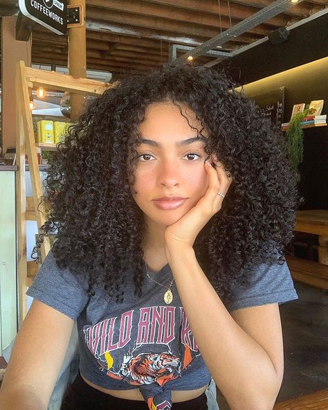 VANESSA AUBREY 🦋’s Instagram photo: “Today’s quote: Expect nothing appreciate everything 🖤” 3c Curly Hair, 3c Natural Hair, 3c Hair, Cute Curly Hairstyles, Beautiful Curly Hair, Curly Girl Hairstyles, Curly Hair Inspiration, Curly Hair Cuts, Grunge Hair