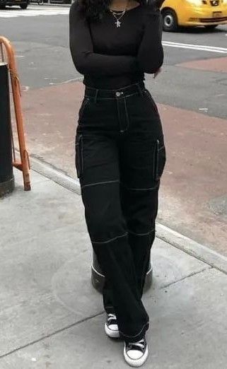 cargo pant outfit black women Here is Youtube other Video Link https://youtu.be/nfWyVsRvE10 Outfits For Black Boots, Casual Dark Outfit, Black Basic Outfit, Cargo Pants Outfit Black, Black Cargo Pants Women, Black Cargo Pants Outfit, Cargo Pants Outfit Women, Black Outfit Ideas, Cargo Pants Outfits