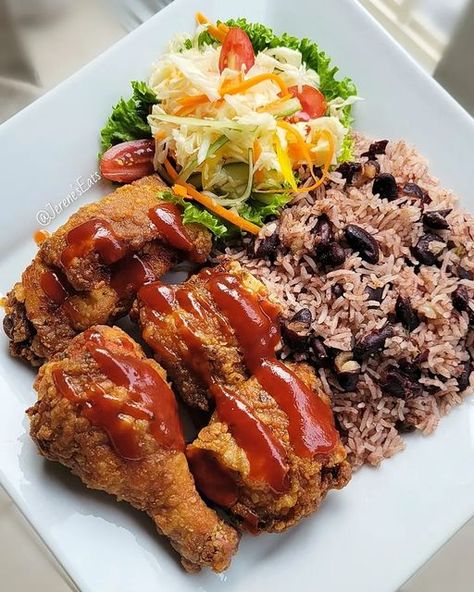 Fried Rice And Chicken Recipes, Sunday Food Ideas Dinners, Healthy Jamaican Food, Jamaican Dinner Ideas, Fried Chicken Dinner Ideas, Chicken Fry Rice, Jamaican Sunday Dinner Ideas, Fried Chicken Meals, Fry Rice Recipe