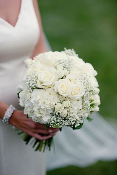 Burlap And Pearls Wedding, White Classic Bridal Bouquet, White Floral Bouquets Wedding, Minimal Wedding Bouquet, White Wedding Florals, Princess Wedding Gown, Boho Wedding Gowns, Yacht Club Wedding, Bridal Bouquet Flowers