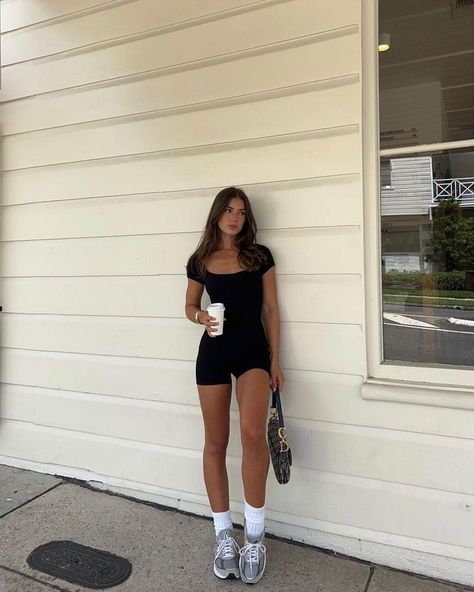 Croquis, White Fox Playsuit, Short Girl Summer Outfits, Cool Summer Outfits 2024, Shorts Body Suit Outfits, Spandex Romper Outfit, Summer Outfit Black Shorts, Black Short Bodysuit Outfit, Summer Body Suit Outfits