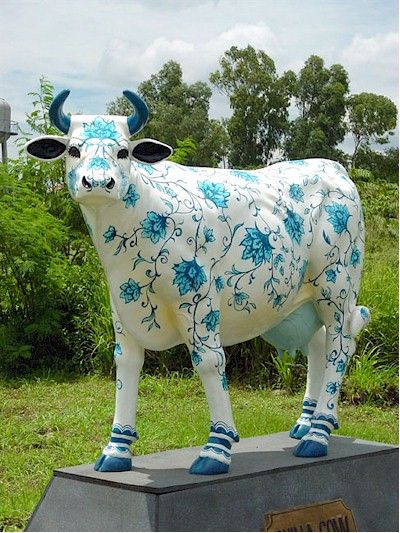 cow Parade " Blue and White Porcelain " Cow  http://www.displaystatues.com/index.php?main_page=index=5_3 Pathein Umbrella, Concrete Animals, Skin Painting, Cow Parade, Animal Parade, Concrete Statues, Mosaic Animals, Life Size Statues, Painted Pony