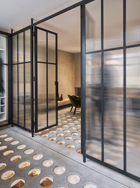 Perf House by Andy Martin Architecture London Terrace House, Partition Door, Georgian Terrace, Interior Kantor, Architecture Restaurant, Reeded Glass, London Townhouse, Glass Partition, Partition Design