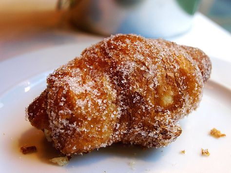 Xuixo, or as it is known in Castilian “Chucho”, is typical Catalan dessert created in the city of Girona, Spain. This viennoiserie pastry is cylindrical-shaped, filled with crema catalana. The pastry is deep fried and covered in crystallized sugar. The legend There is a legend about the inventio Catalan Food, Catalan Recipes, Crema Recipe, Types Of Pastry, Girona Spain, Cuban Cuisine, Spain Food, Pastry Recipe, British Baking