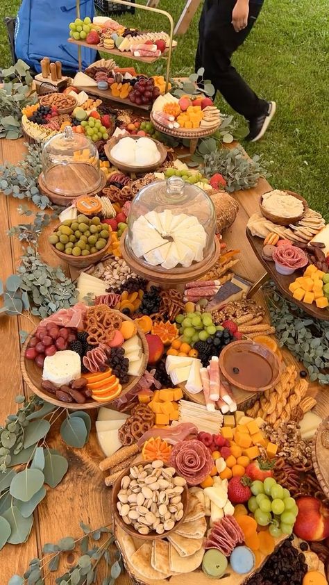 thecharcuteriemama on Instagram: Build a wedding grazing table with me!🙃 Book with us for your next event!😉 #thecharcuteriemama Follow us for more styling time-lapse, tips… Wedding Grazing Table, Wedding Entrees, Charcuterie Board Wedding, Wedding Food Table, Food Display Table, Wedding Drink Station, Wedding Appetizers, Grazing Table, Reception Food