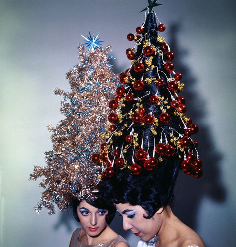 These festive 42-inch hairdos decorated with tinsel and ornaments in 1962. | 25 Incredible Pictures Of Christmas Past Christmas Hair, Christmas Hairstyles, Holiday Hair Dos, Christmas Tree Hair, Christmas Tree Hat, Aluminum Christmas Tree, Vintage Christmas Photos, Holiday Hairstyles, 3d Christmas