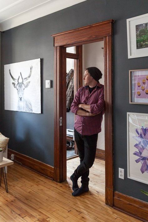 love the dark walls with the wood trim BUT with white crown and ceiling Dark Wood Trim, Stained Trim, Dark Trim, Oak Trim, Dark Walls, Painting Trim, Wood Trim, Remodel Bedroom, Living Room Paint