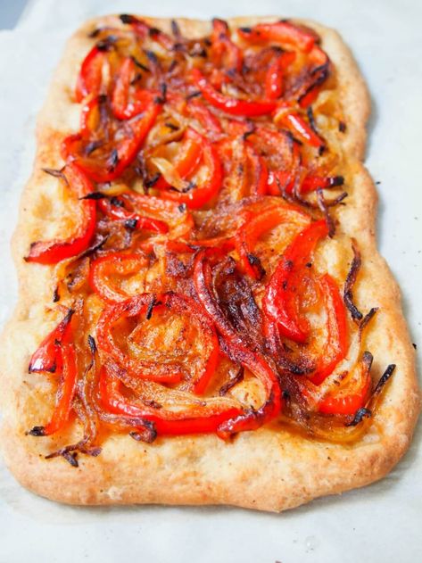 Catalan coca is a kind of a Spanish pizza or flatbread, but with some key differences - while toppings vary, most have no sauce and no cheese. But don't let that put you off, this is one delicious slice, and this simple pepper and onion version is a favorite. Spanish Pizza, Ranch Bread, Pizza Pic, Flatbread Toppings, Catalan Recipes, Spanish Tapas Recipes, Steak With Blue Cheese, Cheese Pizza Recipe, Flatbread Pizza Recipes