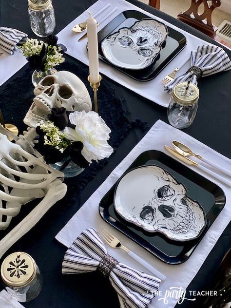 Skeleton Tablescape, Masculine Tablescape, Boho Halloween Decor, White Halloween Party, Halloween Table Centerpieces, Halloween Table Settings, Elegant Halloween Decor, Set A Table, Halloween Tablescape