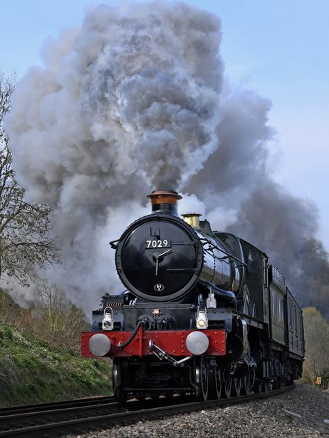 Steam locomotive 7029 Clun Castle will be back on the mainline this Sunday as it hauls the Shakespeare Express to Stratford-upon-Avon. https://www.railadvent.co.uk/2022/08/steam-locomotive-7029-clun-castle-to-visit-birmingham-this-sunday.html #Tyseley #Dorridge #Birmingham #BirminghamSnowHill #Stratford-upon-Avon #BirminghamMoorStreet #GWR'Castle'No.7029'ClunCastle' Polar Express Train Ride, Steam Trains Uk, Polar Express Train, Steampunk Aesthetic, Castles To Visit, Snow Hill, Stratford Upon Avon, Steam Train, Vintage Train