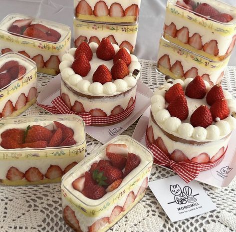 Essen, French Desserts Aesthetic, Strawberry Shortcake Dessert, Kue Macaroon, Pretty Dessert, Summer Cakes, Strawberry Cakes, Strawberry Desserts, Just Cakes