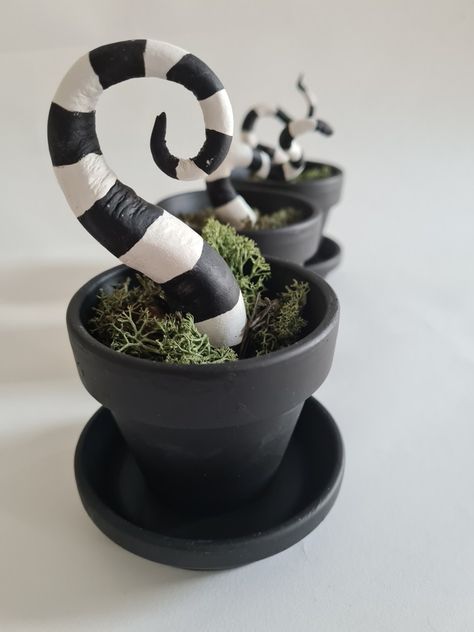 Hand painted mini terracotta pots with handmade sandworms made from air dried clay. Perfect halloween decor! Veselý Halloween, Beetlejuice Halloween, Halloween Decor Diy, Casa Halloween, Hemma Diy, Diy Halloween Decor, Adornos Halloween, Halloween Tattoo, Aesthetic Halloween