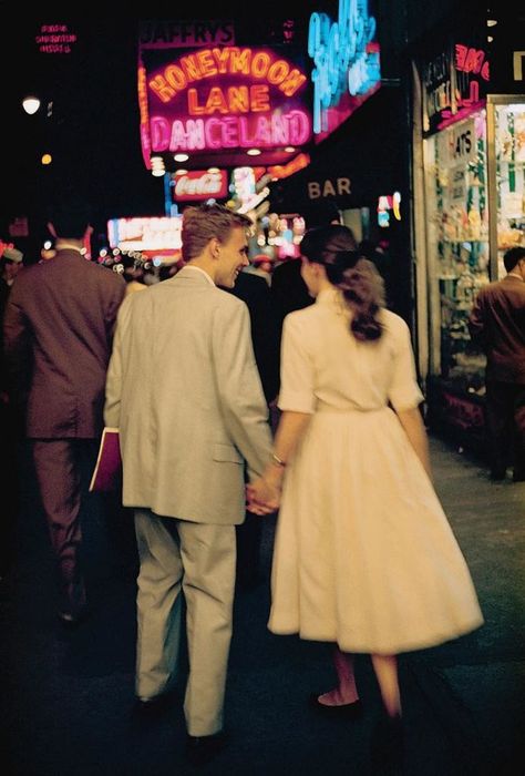 Young Couple On A Date In New York City (1957) Couples Vintage, 50s Aesthetic, Andre Kertesz, Couple Walking, Couples Walking, Vintage Couples, Fotografi Vintage, Stil Vintage, Grunge Look