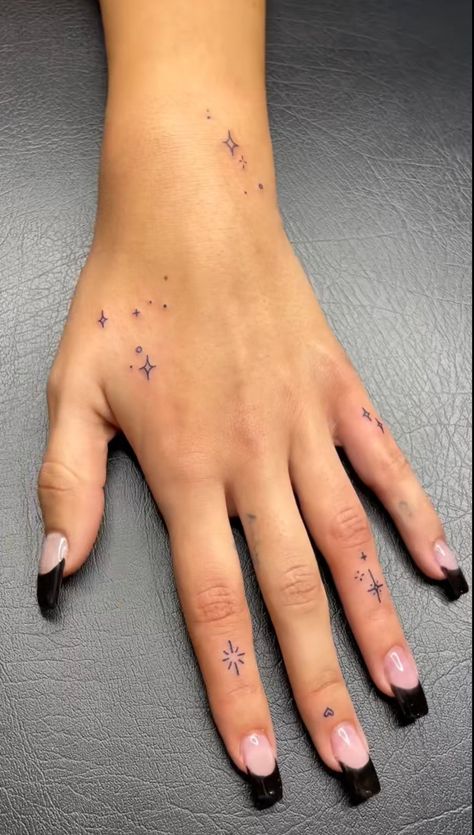 Tato Minimal, 42 Tattoo, Tato Jari, Tato Henna, Pretty Hand Tattoos, Hand And Finger Tattoos, Small Pretty Tattoos, Muster Tattoos, Petite Tattoos