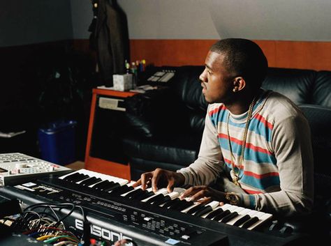 Kanye and his Ensoniq manning the studio. Hip Hop Dj, Hip Hop Producers, Music Museum, Music Studio Room, American Express Card, Recorder Music, King Of Music, Hip Hop Art, Rap Music