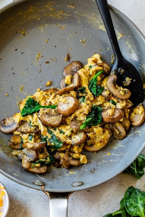 Mushroom-Spinach Scrambled Eggs is one of my go-to recipes for a quick high-protein, low-carb breakfast. Healthy Brunch Board Ideas, Vegetarian Breakfast Aesthetic, Simple Ingredient Breakfast, Non Toxic Meals, Losing Weight Breakfast Ideas Healthy, Lowcarb Meal Prep Ideas, Unique Breakfast Ideas Healthy, Whole Food Dinner Ideas, Healthy Egg Breakfast Ideas